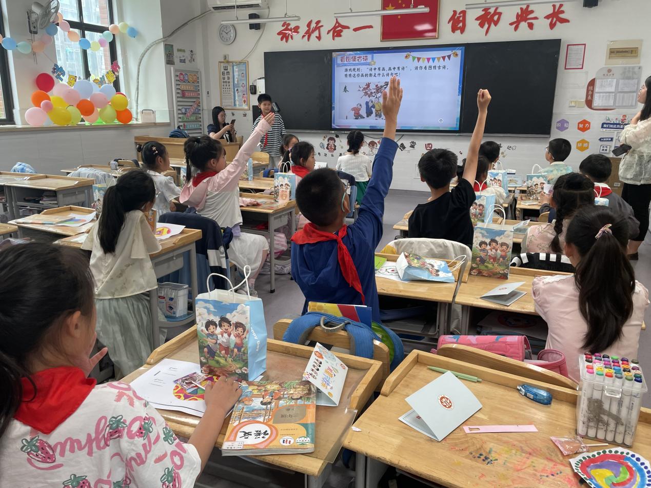 20240602我和导师过六一_html_3e343437.jpg