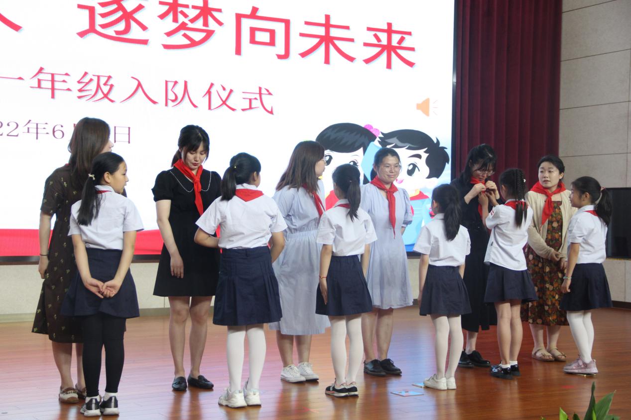 入队仪式新闻稿(1)_html_m6062c489.jpg