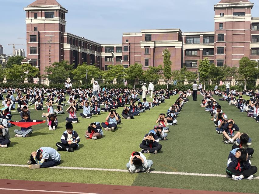 晓庄小学（行知校区）地震逃生演练报道_html_m5d0e17ed.jpg