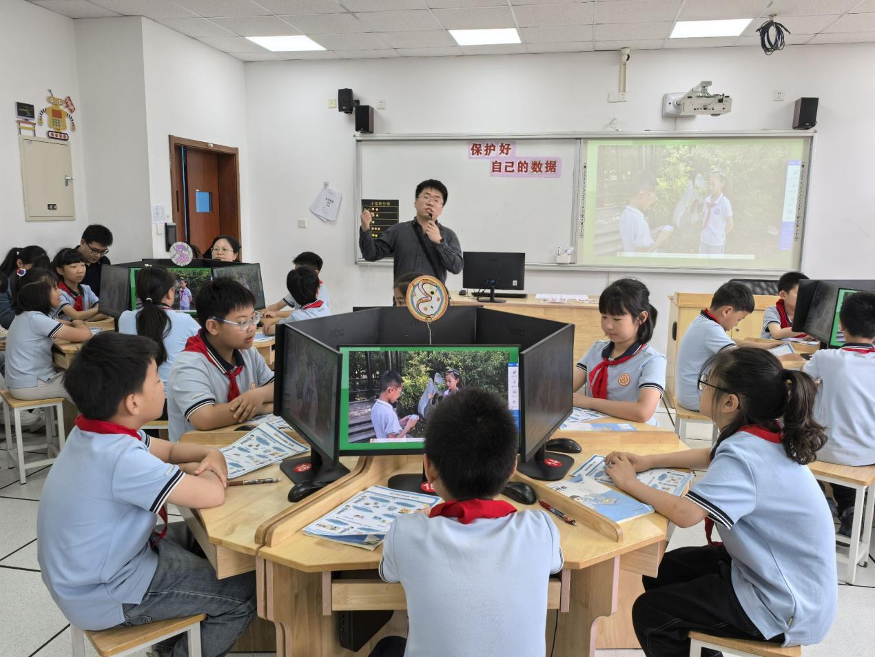 区信息科技教研新闻稿0516(1)(1)_html_m645a2790.jpg