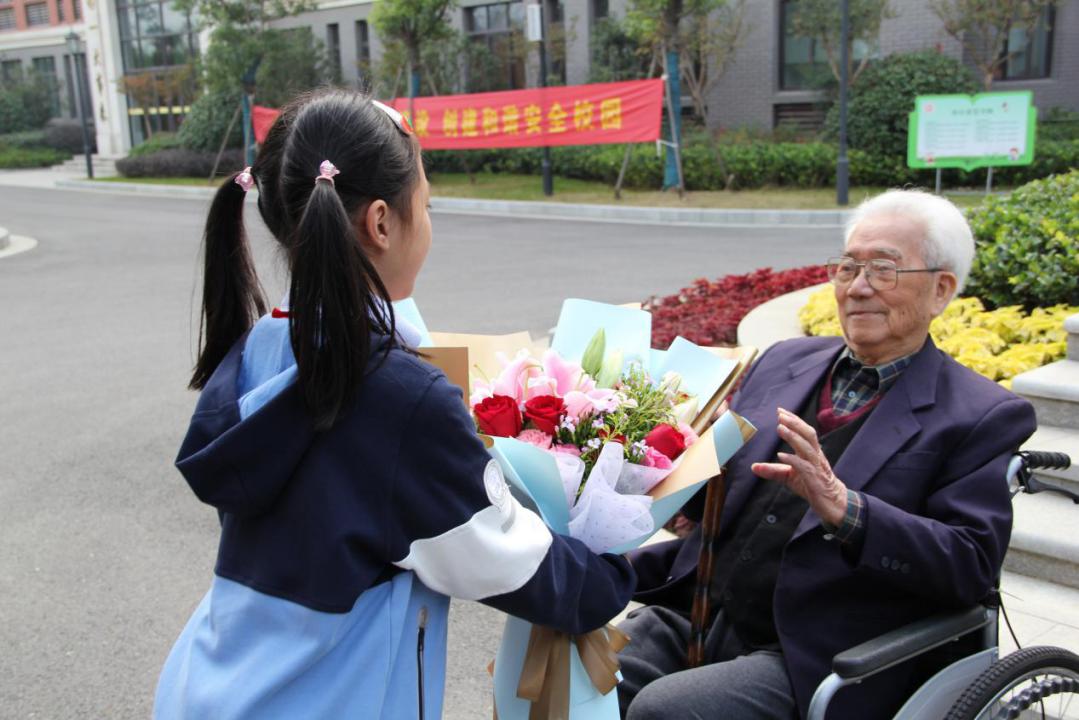 【党建信息】一生心系晓庄情  ——晓庄小学首届教导主任陈波老师来校交流访问