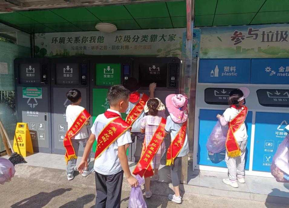 8.12小小志愿传承文明 美化家园你我同行_html_mcb4d403.jpg