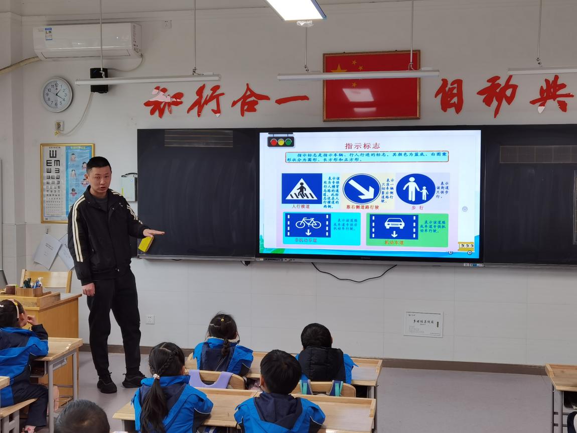 一年级家长进课堂新闻 _html_7a2b5810.jpg