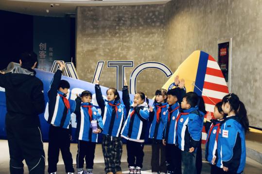 20240208   16.勇攀科技高峰 共筑梦想未来_html_m435fec93.jpg