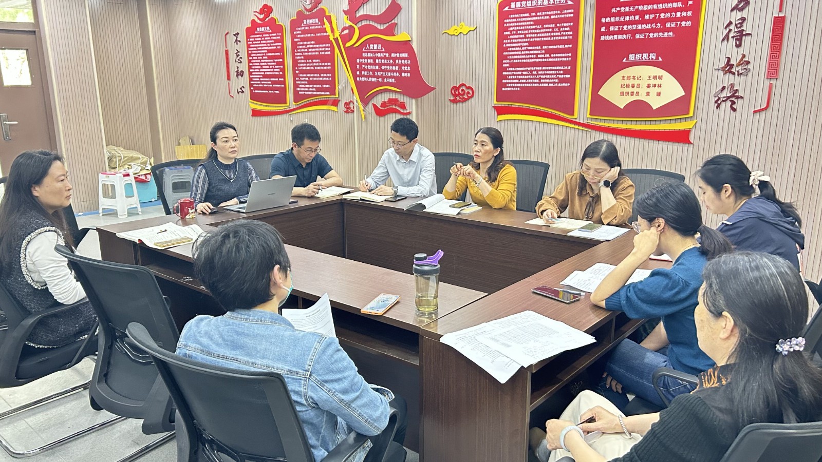 备课组长会议.jpg 备课组长会议.jpg