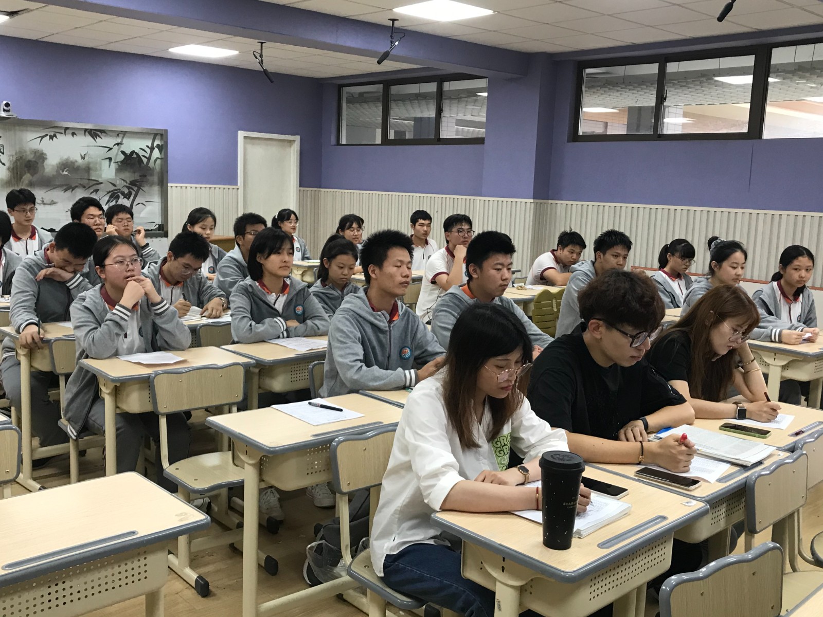 初赛 评委老师认真打分.JPG