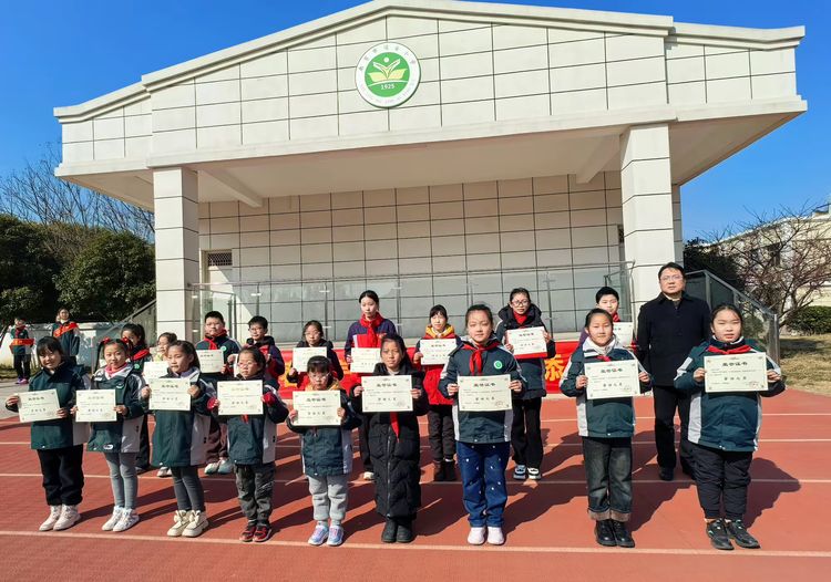 2.13“灵蛇迎春瑞气升，雅韵启航添锦绣”——记靖安小学春季开学典礼_html_35c4ec95.jpg