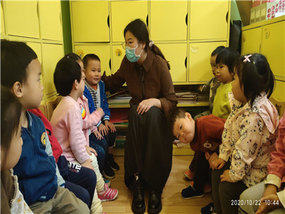 老师安抚幼儿情绪.jpg