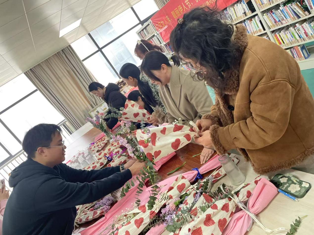 3.8花香满溢 绽放芳华—— 实初尧化举办庆祝三八活动_html_m6159e3e3.jpg