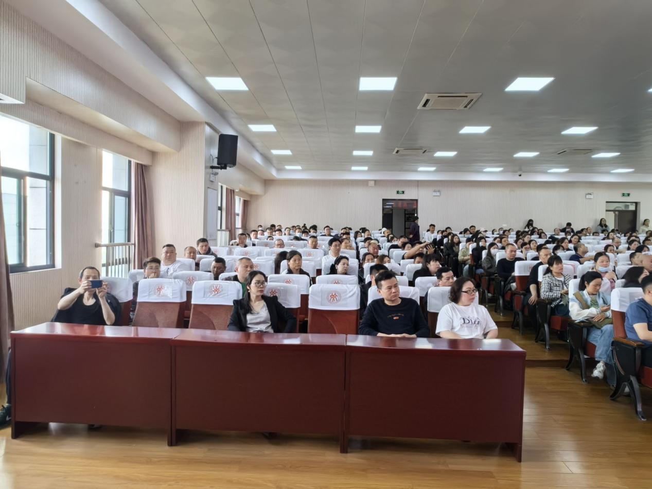 融进德育初二期中家长会_html_m51ebc483.jpg