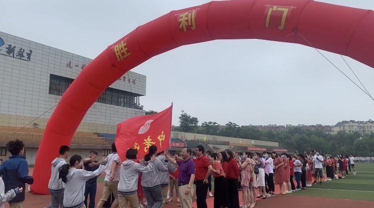 2021.6.17不负韶华  追梦前行——实初尧化初三送考壮行仪式_html_m7e55af85.jpg