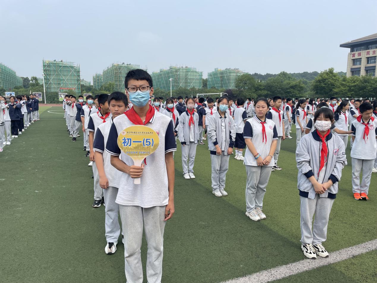 5.30 今天我班来升旗系列_html_m28f35ad8.jpg