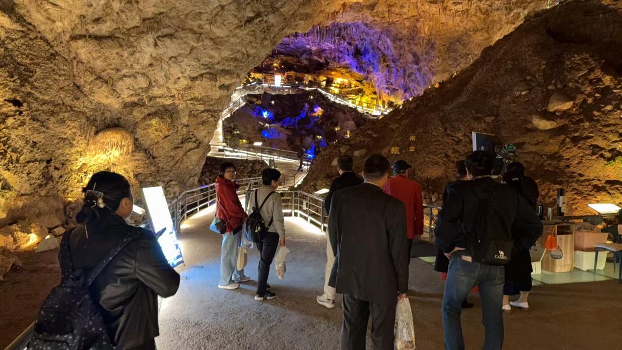 10.29岁岁重阳暖 敬老情更浓——实初尧化重阳节致敬退休教师活动_html_8bbafef.jpg