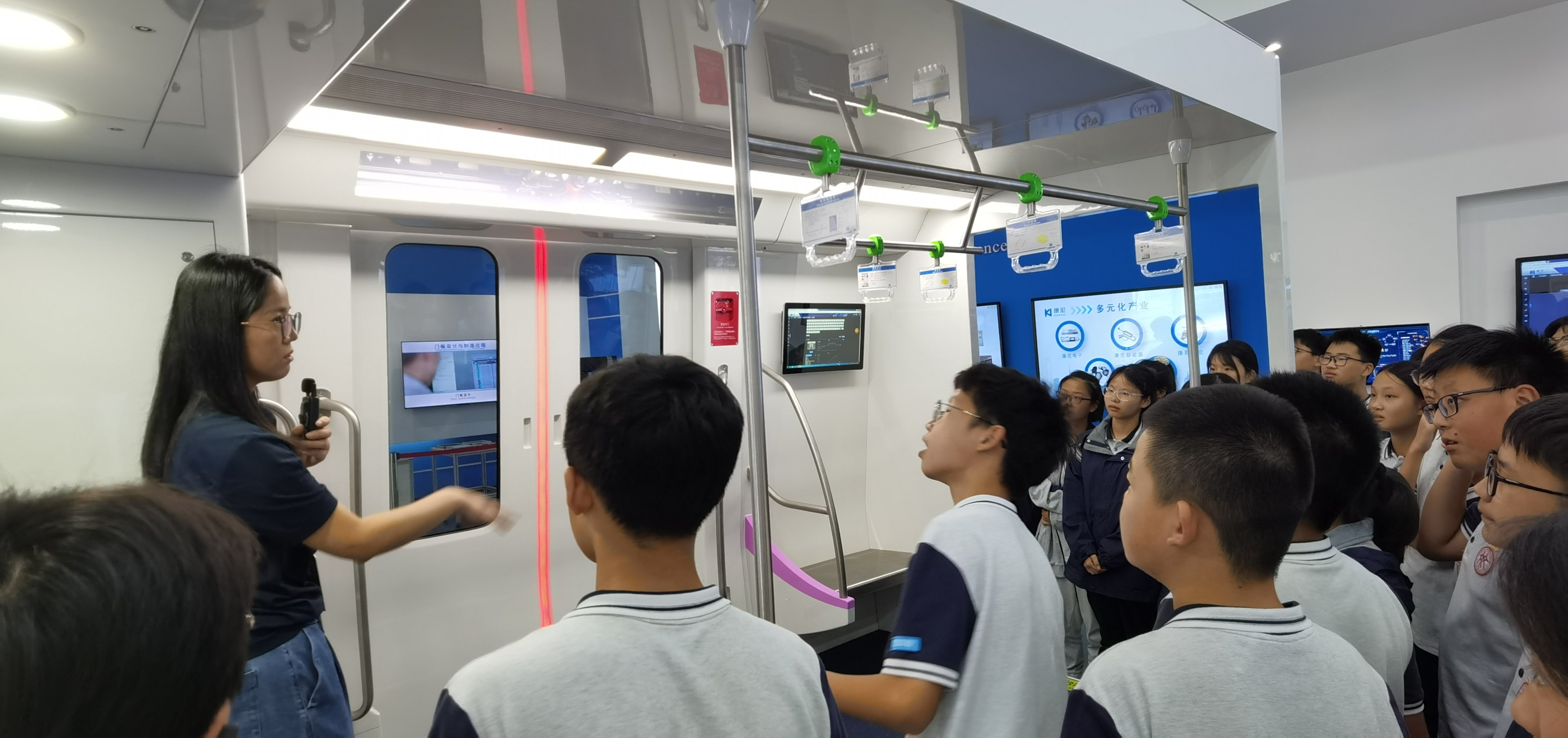 【融创德育】探秘城市脉动，科技点亮生活——初二年级开展社会实践活动(2)_html_68225c2f.jpg