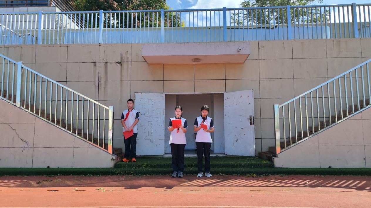 9.18升旗仪式报道_html_747081fa.jpg