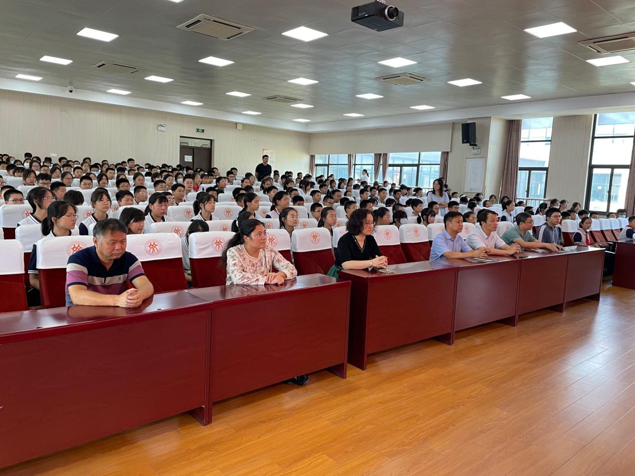 【融进实园】我校隆重召开七年级新生入学建队仪式_html_m257e5801.jpg