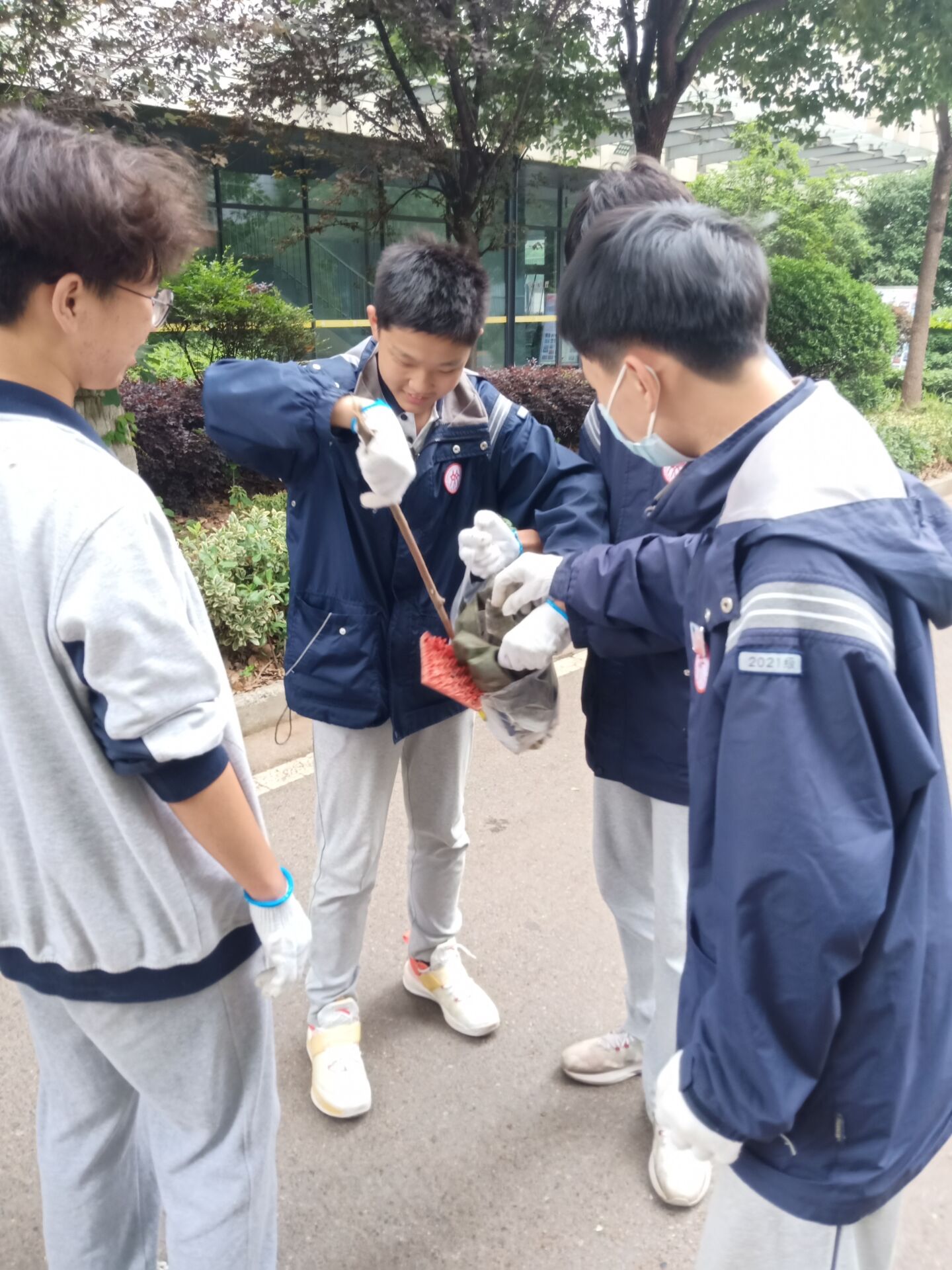 2023.5.22劳动创造美 劳动最光荣——实初尧化初二年级开展劳动实践教育活动_html_m7f95e766.jpg