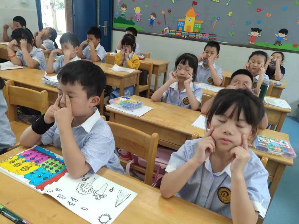 “我上学啦”一（2）班班级新闻稿_html_2a552049.jpg