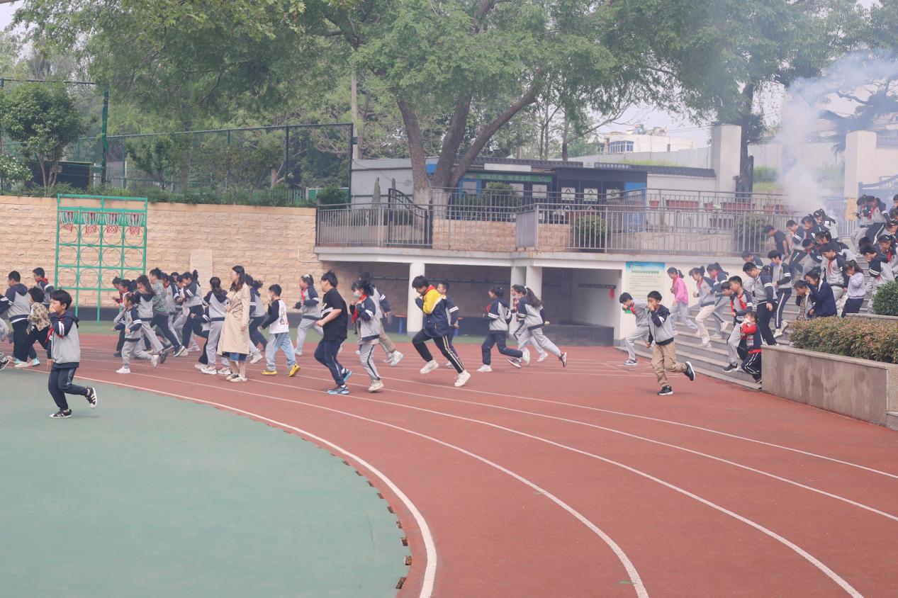 晓院附小开展消防安全演练_html_m6a10a4f.jpg