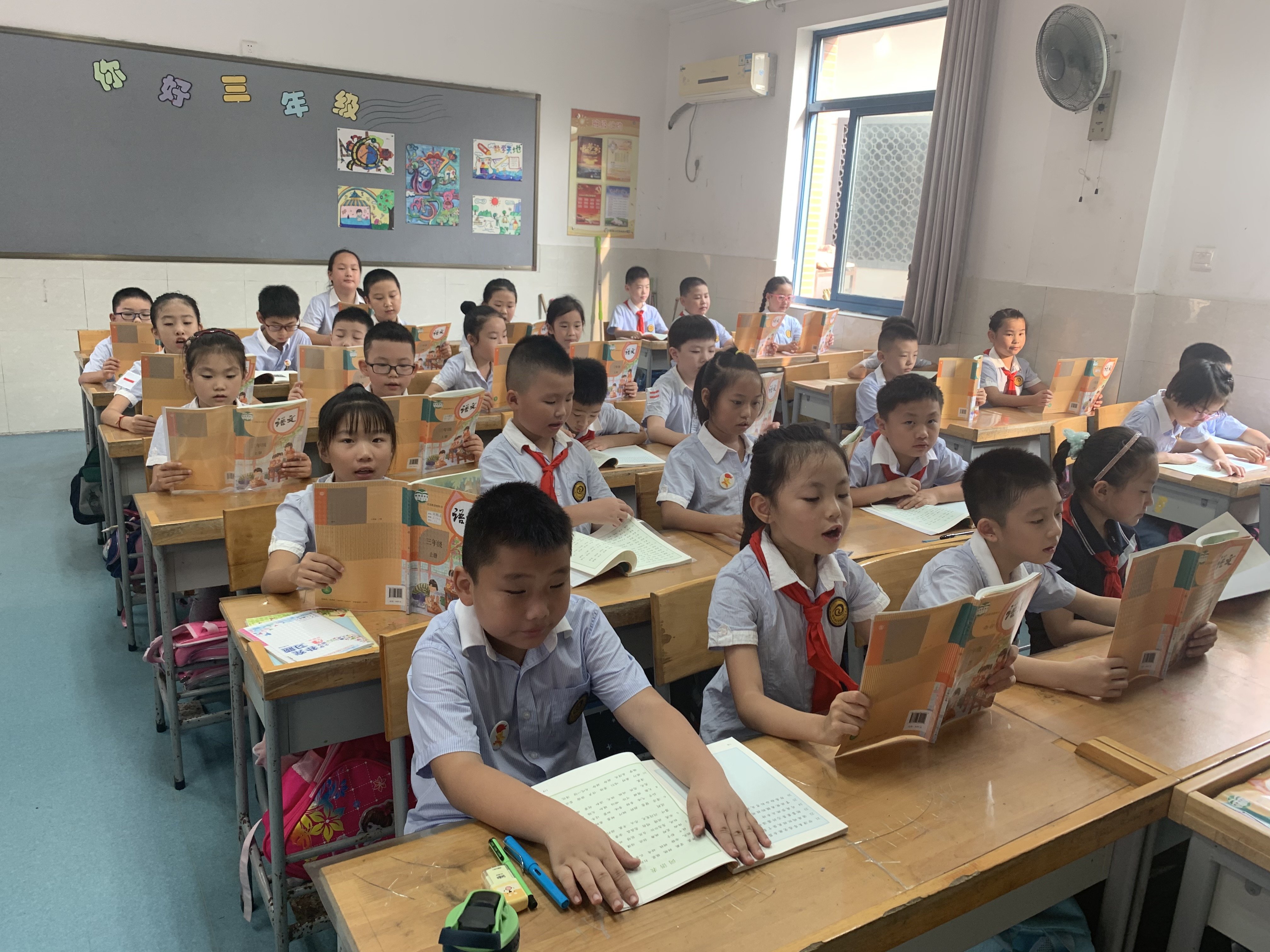 三（2）班九月新闻稿_html_5f2d31d5.jpg