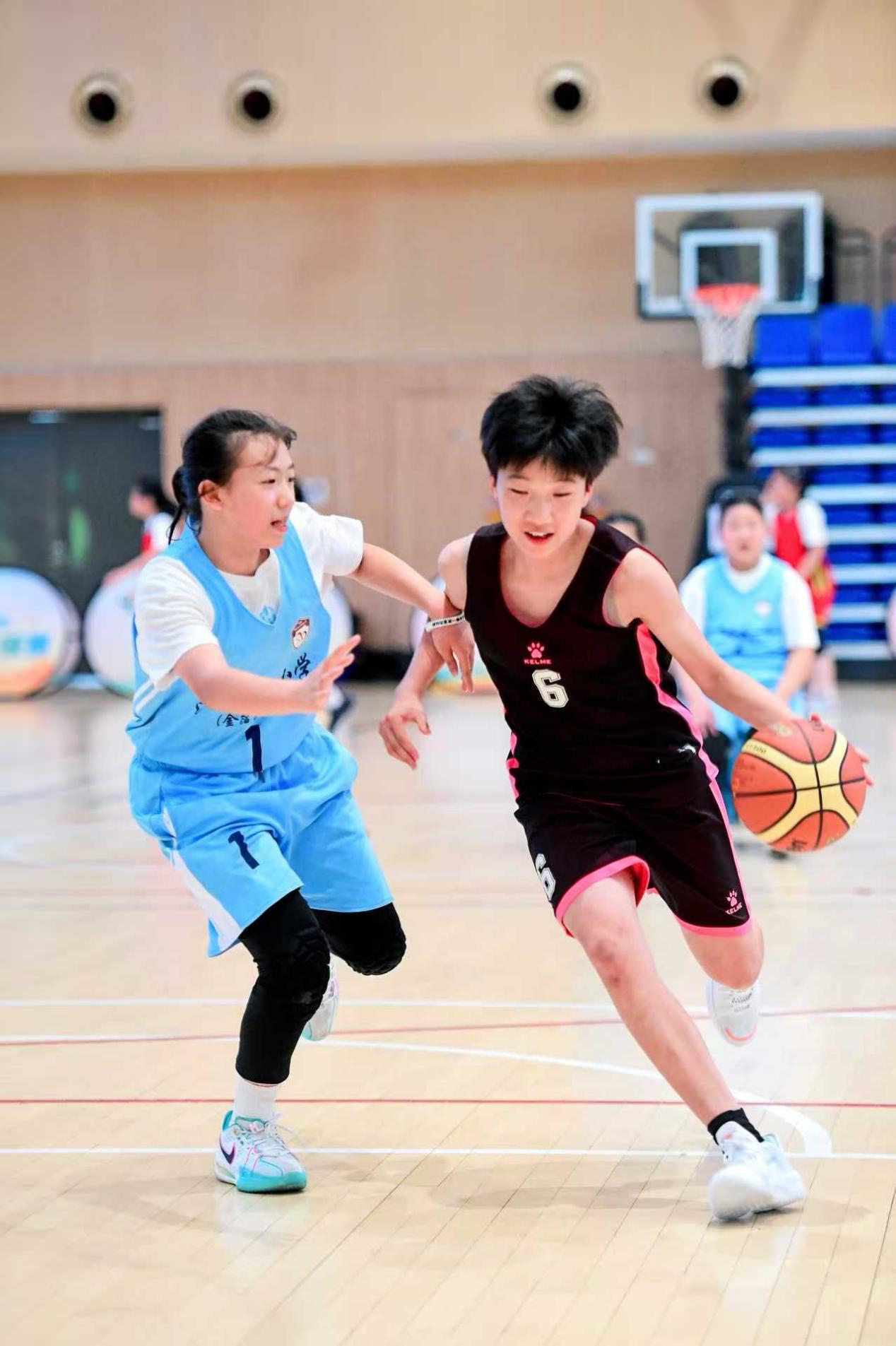 汗水浇灌荣耀——我校女子篮球队问鼎2025年南京校园篮球赛冠军宝座_html_m6f4d387f.jpg