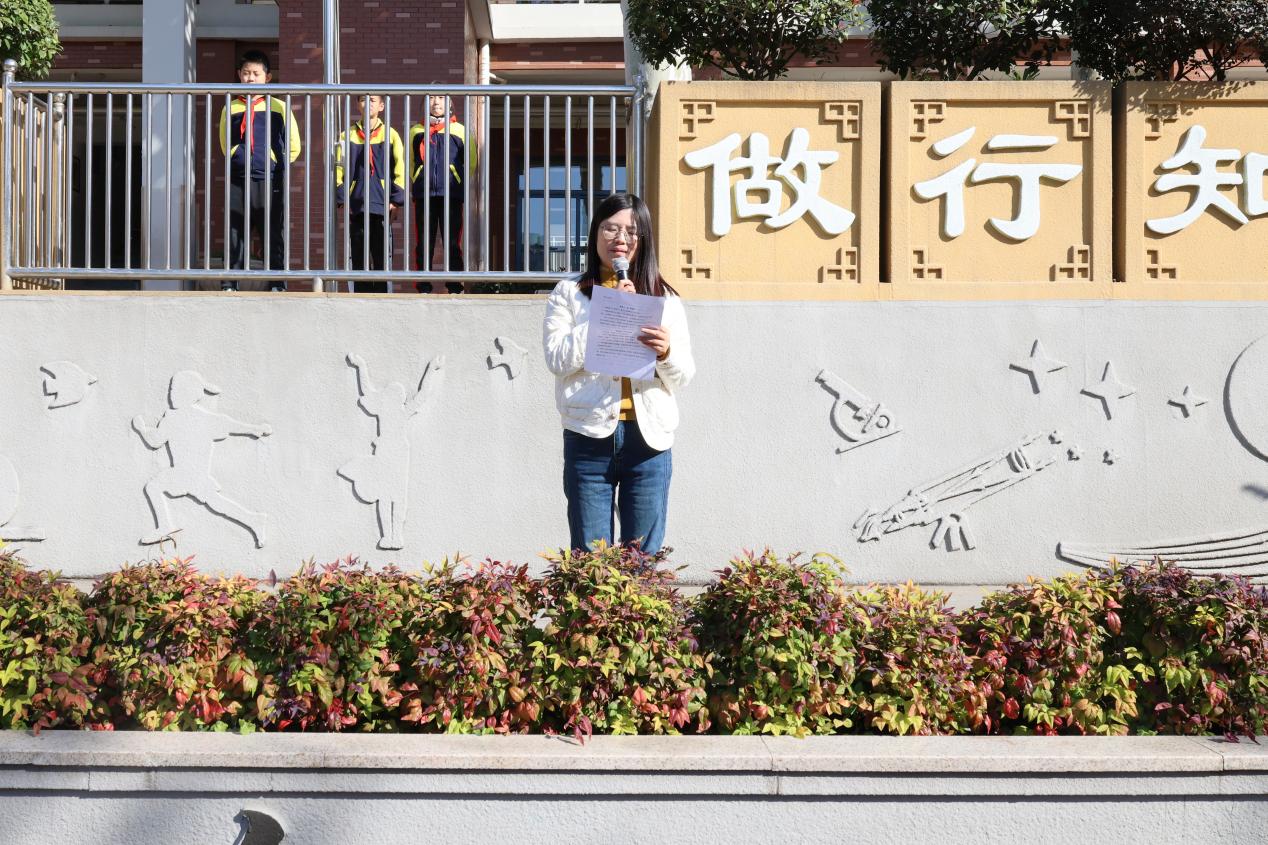 11.13【升旗仪式】学会宽容，做友好陶娃_html_m1542e6db.jpg