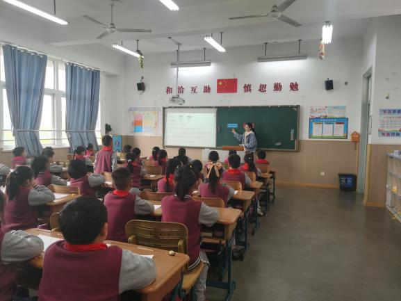 4.13数学视导报道_html_16f7e106.jpg