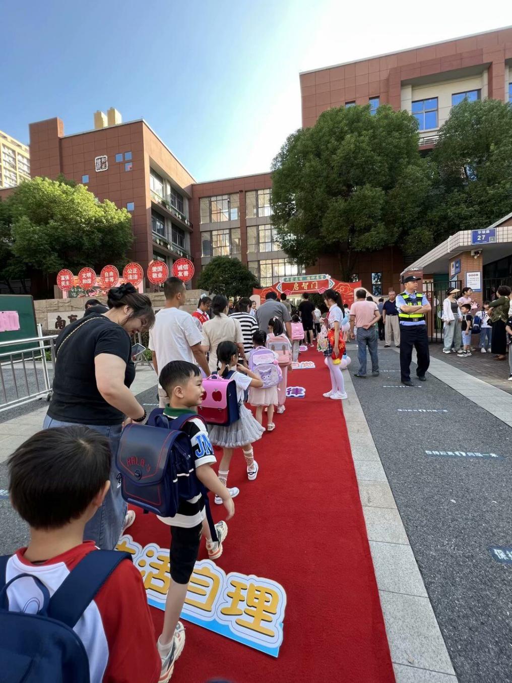 开蒙启智 播种希望——丁家庄小学2023级一年级入学礼_html_m359d84d1.jpg