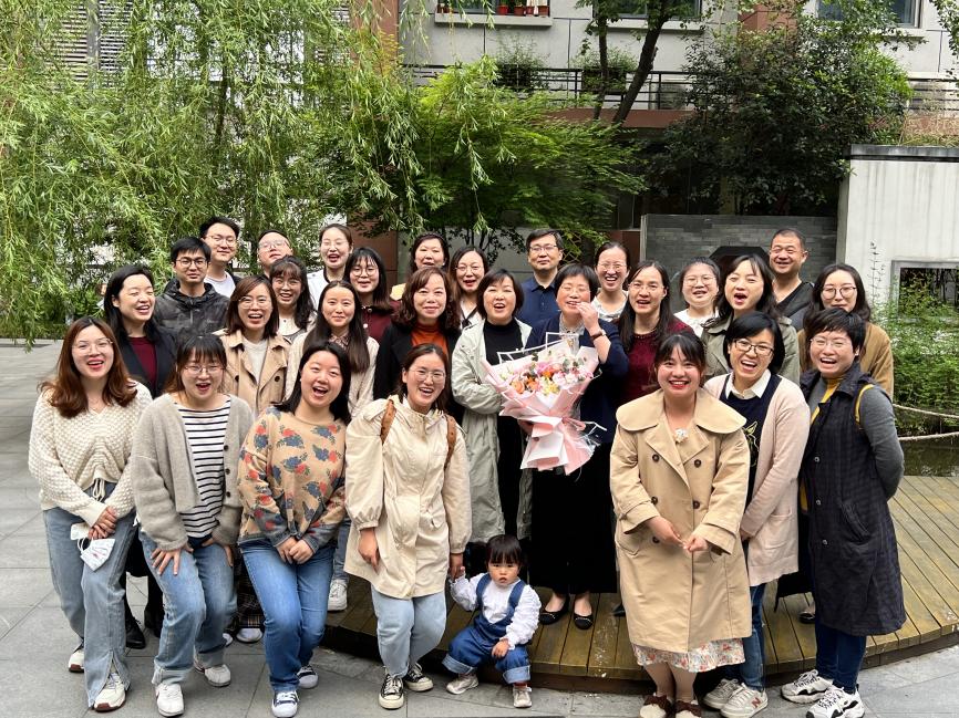 温馨欢送会，浓浓惜别情——南京市丁家庄小学李玉红老师退休欢送仪式报道_html_m276e6cf.jpg