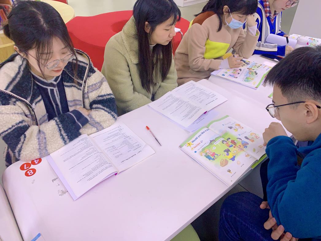 集体备课寻质量 同心协力谋发展——丁家庄小学英语组集体备课报道_html_1de1b6e2.jpg