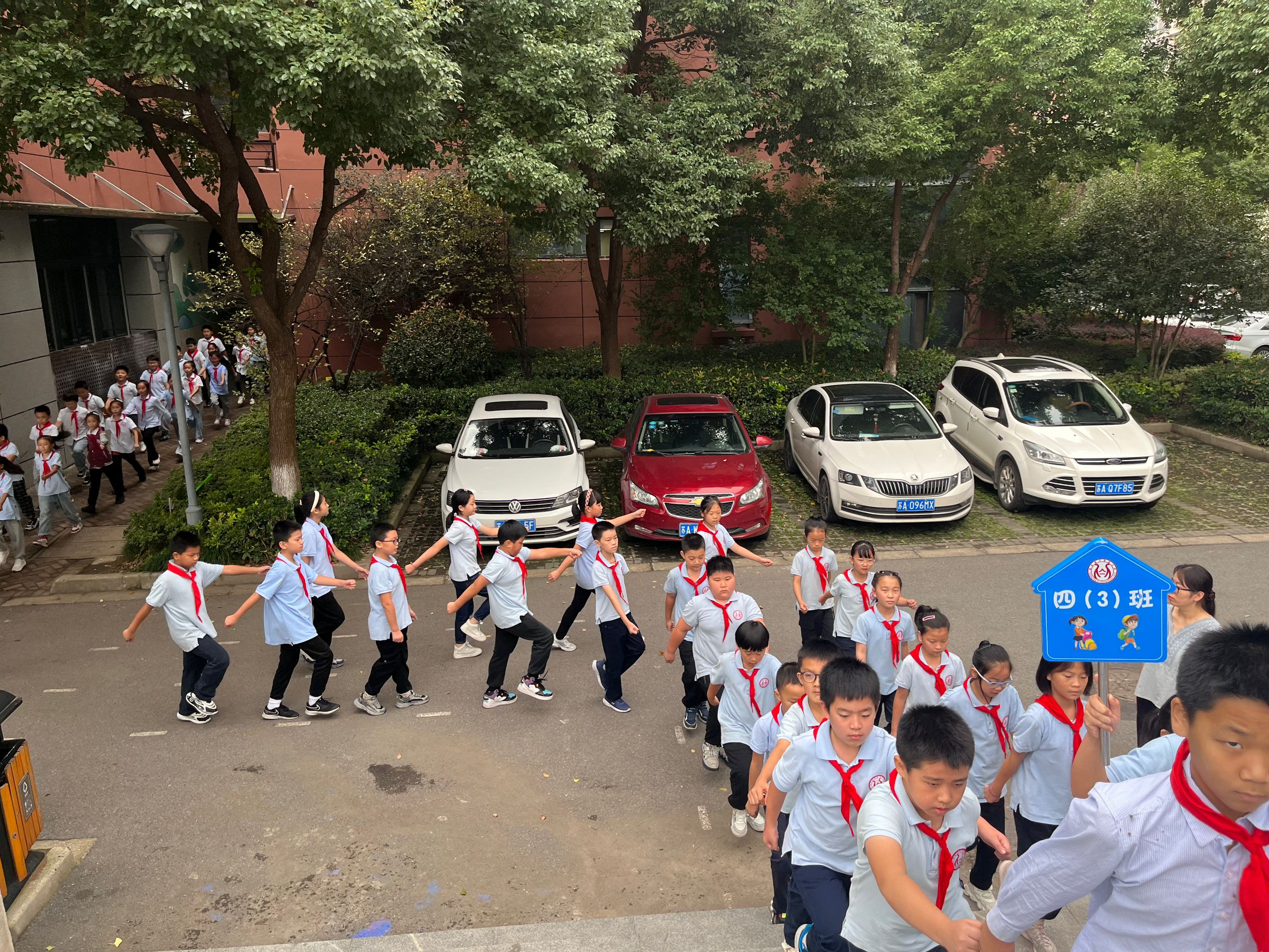 【丁香汉声·学生成长营】队形队列展英姿 雏鹰昂扬绽芳华_html_24333747.jpg