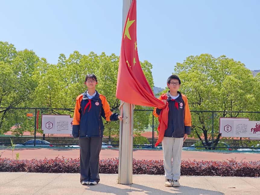 第14周升旗仪式报道（吴冬萍）_html_m21061432.jpg