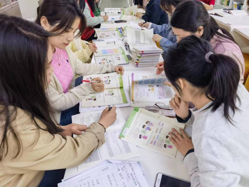 聚焦单元复习 共研集体备课(黄玉婷）_html_7812c7d6.jpg