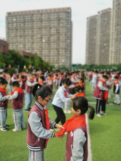 建队日系列报道_html_m210560fd.jpg