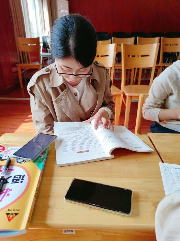 10.16语文组集体备课报道_html_m4e110623.jpg