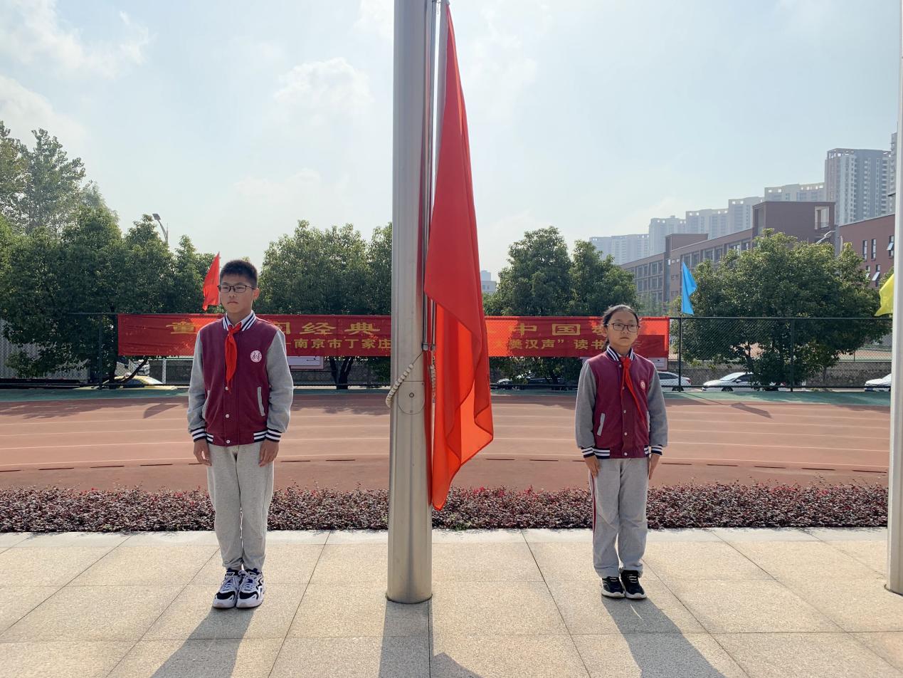 【丁香汉声·学生成长营】第十周升旗仪式_html_mbe044ac.jpg
