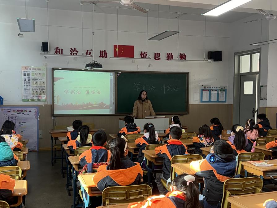 【丁香汉声·学生成长营】弘扬宪法精神，构建和谐校园(1)_html_422bf1dd.jpg