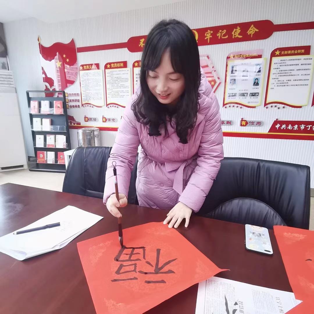 【丁香汉声】笔墨飘香冬日暖 师生共写迎新春_html_7ac721a8.jpg