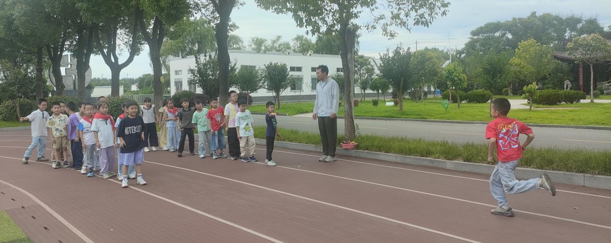 【大气长小】一年级萌娃持物闯关 教研智慧点亮赛道 ——长江小学6月体育教研