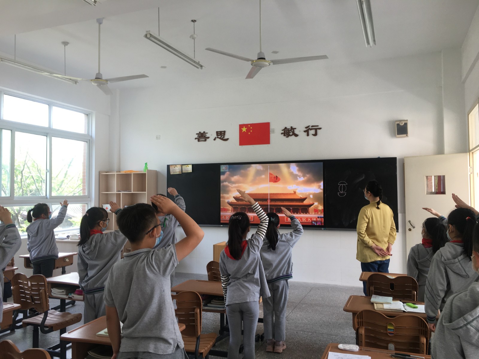 【书院紫金】致敬生命守护者——记紫金小学国际护士节线上升旗仪式