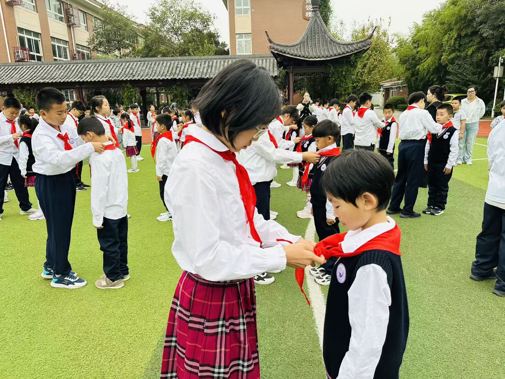 【书院紫金】争做新时代好队员——记紫金小学二年级入队仪式_html_m5007456a.jpg