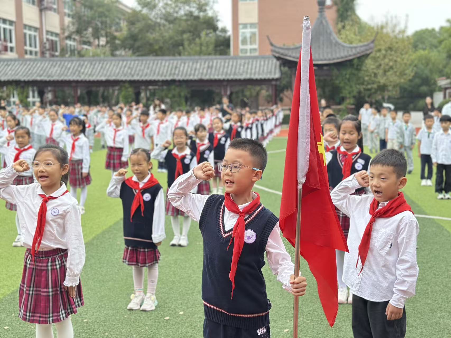 【书院紫金】争做新时代好队员——记紫金小学二年级入队仪式_html_m679cc254.jpg