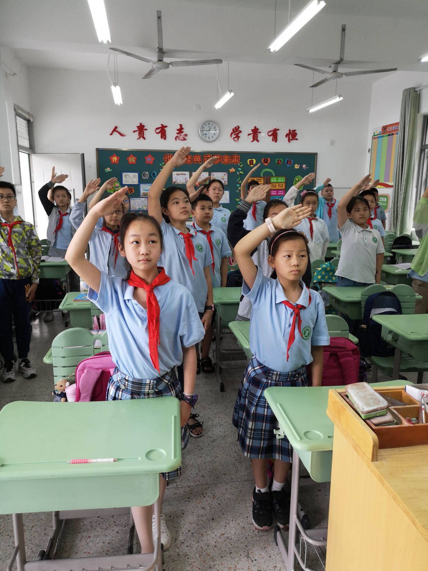 四二班第十三周升旗仪式报道_html_m48d30633.jpg