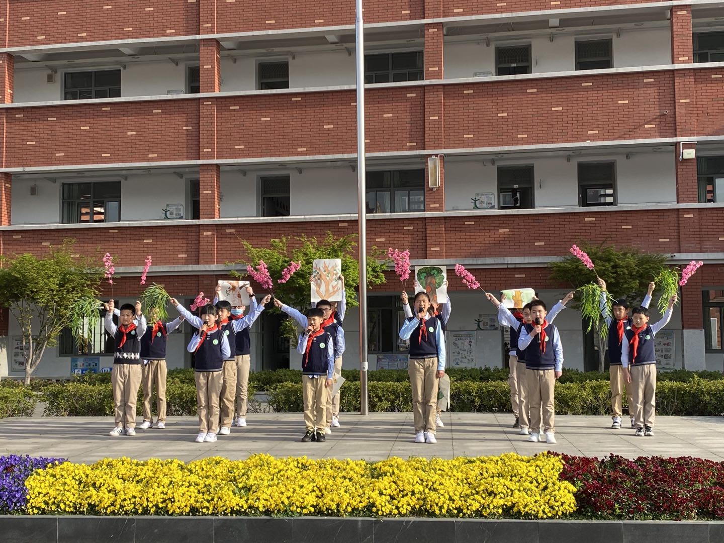 清明祭英烈主题升旗仪式新闻稿_html_67b1b91.jpg