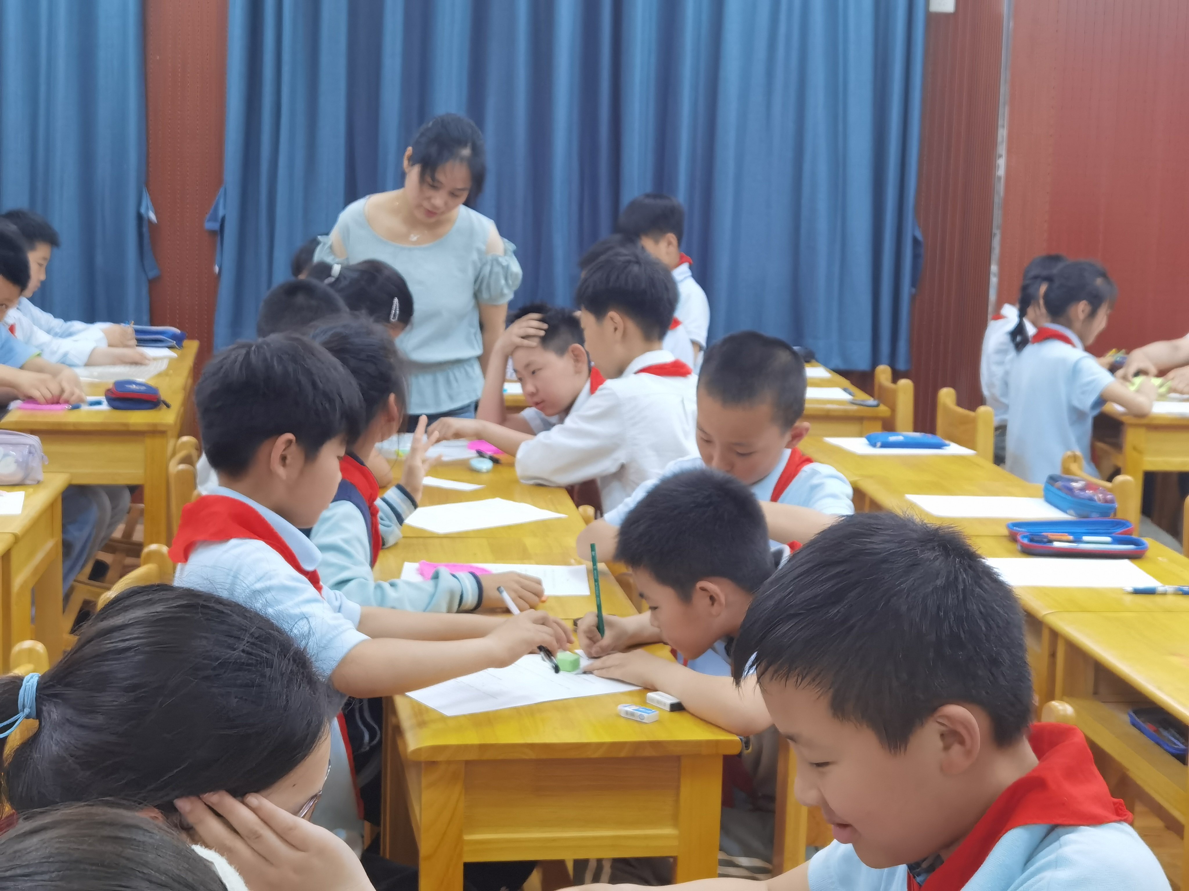教研活动促成长  专家引领谱新篇_html_m21586740.jpg