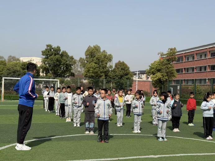 【尚美迈小·学科研究】一起“趣”跳跃——迈皋桥中心小学体育组校本教研活动（四）_html_6d702dfb.jpg
