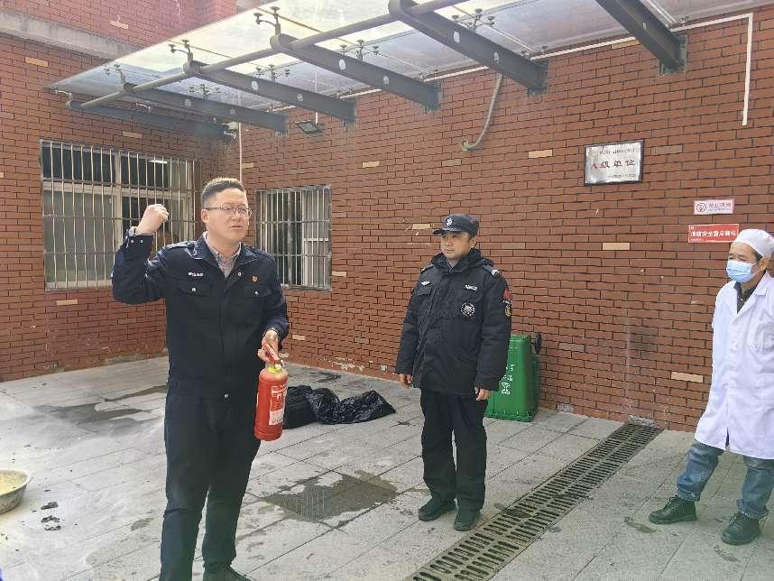 强化消防意识，筑牢校园安全防线——南京市栖霞区迈皋桥中心小学开展后勤人员消防培训活动_html_54ab821b.jpg
