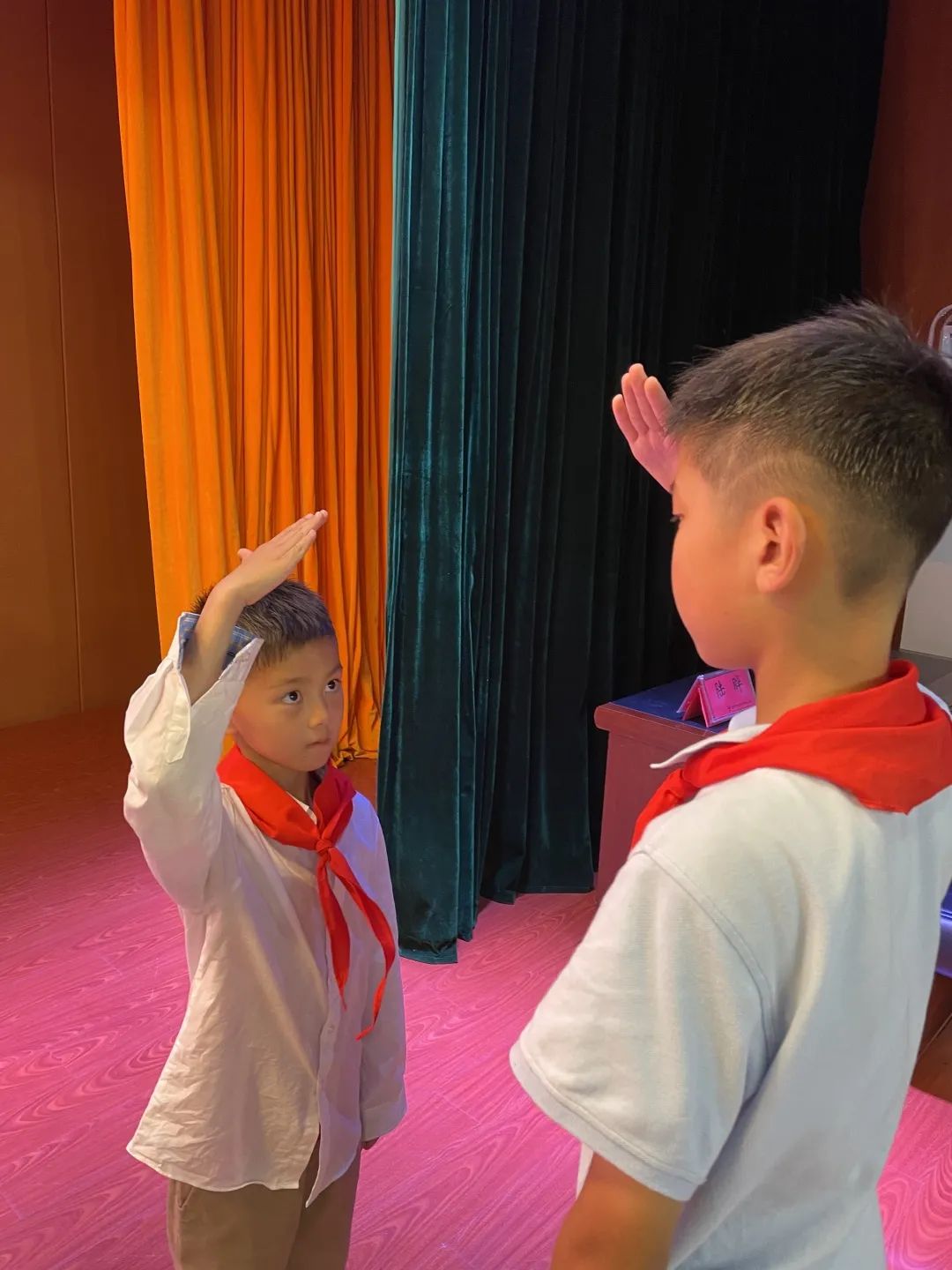 喜迎二十大 争做好队员——迈皋桥中心小学一年级第一批次入队仪式_html_5ff19596.jpg