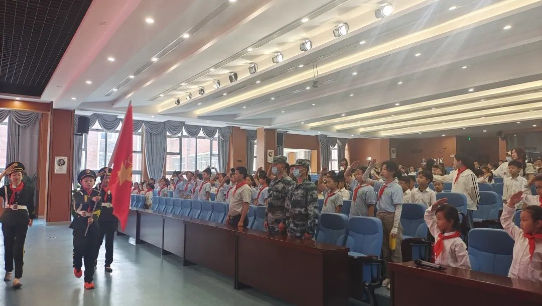 喜迎二十大 争做好队员——迈皋桥中心小学一年级第一批次入队仪式_html_m75990322.jpg