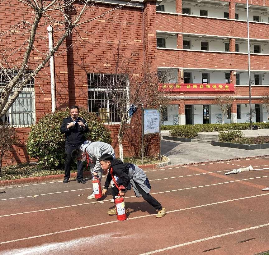 22.03.11火速行动 防范未然——迈皋桥中心小学开展消防应急疏散演练活动_html_34259da3.jpg